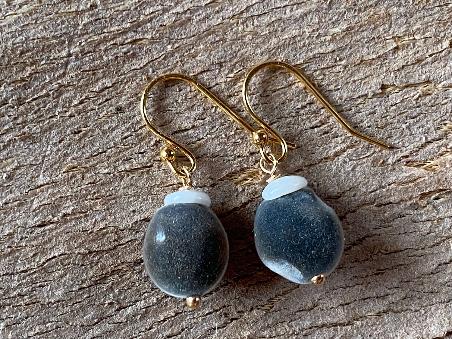 Velvet Seed Earrings (#6728) | 6728_velvetSeed_earrings02.jpg